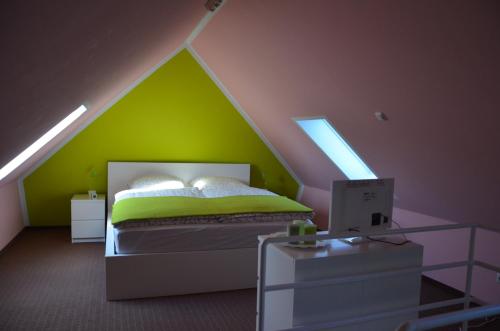 uma cama num quarto com uma parede verde em Ferienwohnung Zenobia em Neu Roggentin