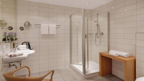 a bathroom with a shower and a sink at Hotel Newton Heilbronn in Heilbronn
