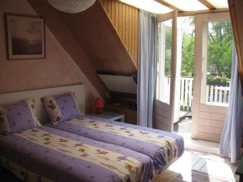 1 dormitorio con cama y ventana grande en Rustherberg, en Valthermond