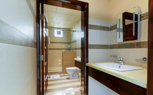 Ett badrum på Tanzanite Executive Suites