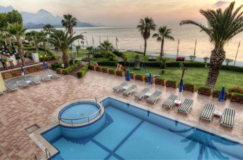 Bazén v ubytování Valeri Beach Hotel nebo v jeho okolí