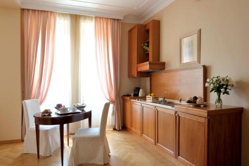 Kuchyň nebo kuchyňský kout v ubytování Dea Suite Roma