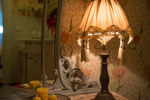 eine Lampe auf einem Tisch vor einem Spiegel in der Unterkunft Residenza Eda in Corciano
