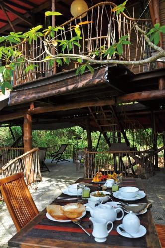 Příslušenství pro přípravu čaje a kávy v ubytování Galkadawala Forest Lodge