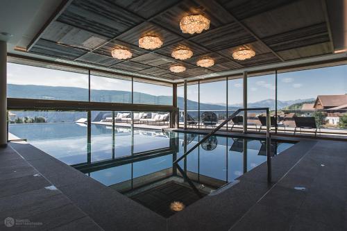 uma piscina com vista para a água em Terentnerhof 4*S active & lifestyle hotel em Terento