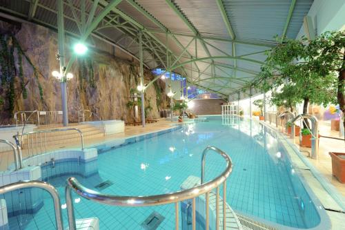 a large swimming pool in a building at Holiday Club Tampereen Kehräämö in Tampere