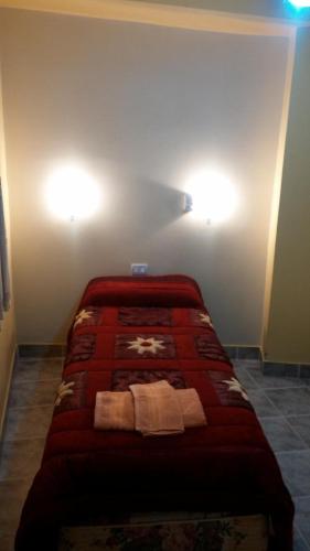 ein Schlafzimmer mit einem Bett mit zwei Handtüchern darauf in der Unterkunft Apart Termal San Ramon in Termas de Río Hondo