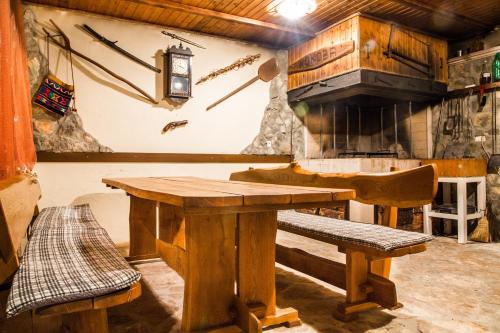 eine Küche mit Holztisch und Herd in der Unterkunft Holiday Home Gabi in Rogoznica