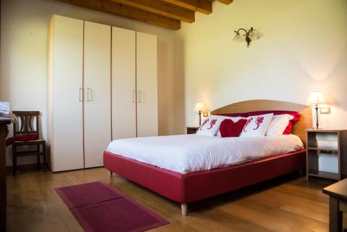 um quarto com uma cama grande e armários brancos em Residence Valle Cavallino em Cavallino-Treporti