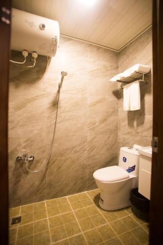a bathroom with a toilet and a shower at Chaozhou Hello Inn in Chaozhou