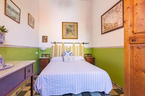 een slaapkamer met groene en witte muren en een bed bij Es Llimoner des Molinar in Palma de Mallorca