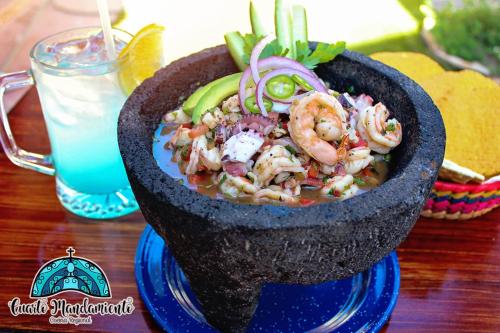 Ciudad ConstituciónにあるMaría de Nadie "Hotel Boutique"のエビと野菜の盛り合わせ