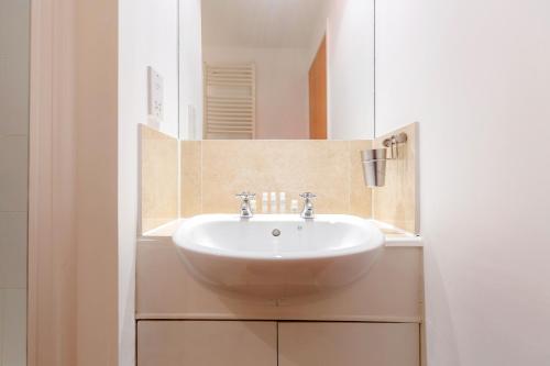 Gallery image of Holland Park 2 Bed Flat by BaseToGo in London