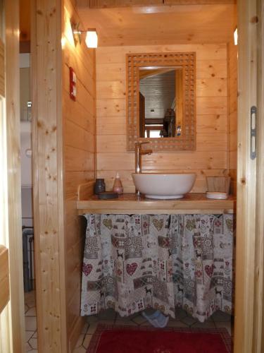une salle de bain avec un lavabo et un miroir dans l'établissement La Petite Bresse, à La Bresse