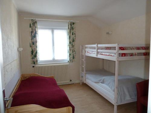 ラ・ブレスにあるLa Petite Bresseのベッドルーム1室(二段ベッド2台、窓付)が備わります。