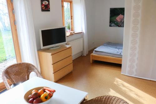 ein Wohnzimmer mit einer Obstschale auf dem Tisch in der Unterkunft Ferienwohnung mit Tiny House in Freienwill