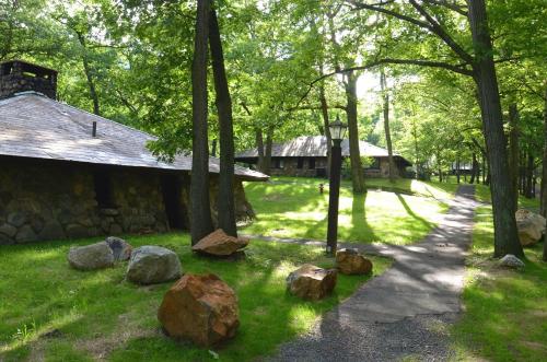 Κήπος έξω από το Overlook Lodge and Stone Cottages at Bear Mountain