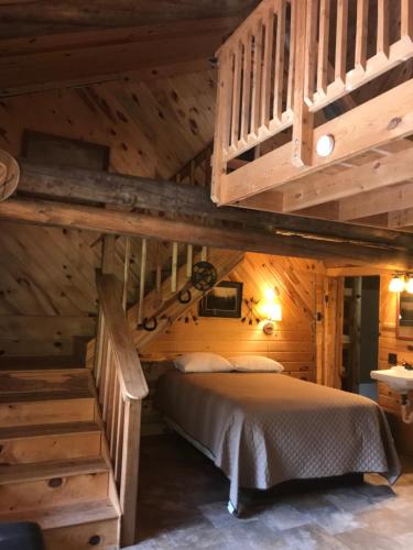 een slaapkamer met een stapelbed in een blokhut bij Judith Mountain Lodge in Lewistown