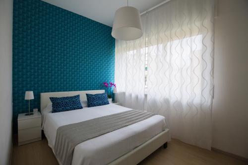 ナポリにあるBernini 20の緑の壁のベッドルーム1室(白いベッド1台付)