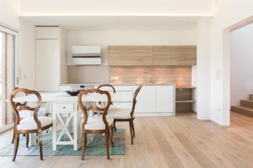 - une cuisine avec deux chaises et une table dans une chambre dans l'établissement Villa KaTo, à Caldaro