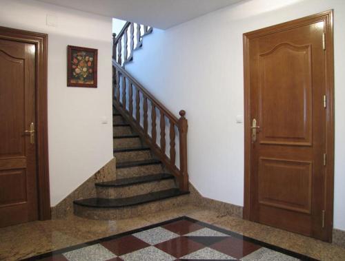 pasillo con escalera y puerta de madera en Casa Bentta, en Errazu