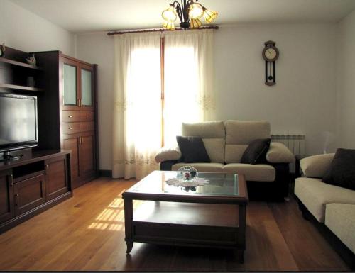 uma sala de estar com um sofá e uma mesa de centro em Casa Bentta em Errazu