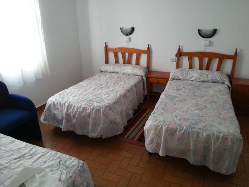 Giường trong phòng chung tại Hostal del Mar