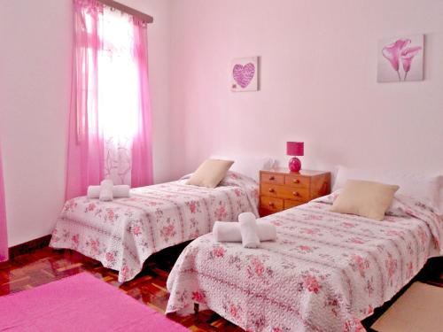 sypialnia z 2 łóżkami i oknem w obiekcie City Apartment w Funchal