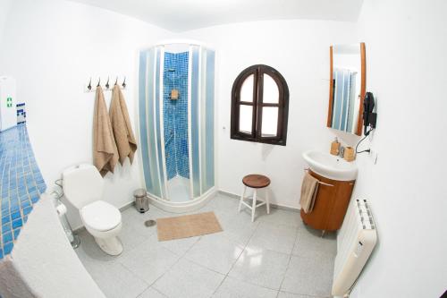 a bathroom with a toilet and a sink at Varanski Vista in San Miguel de Abona