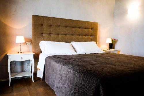 a bedroom with a large bed and two lamps on tables at Sweet Life in Peschiera del Garda