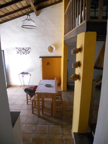 a kitchen and dining room with a table and chairs at Encosta do Castelo in Portel