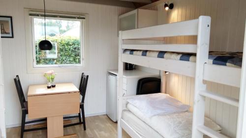 Tempat tidur susun dalam kamar di Lystskov Camping & Cottages