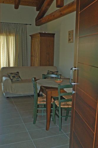 a living room with a table and a bed at Agriturismo la Sforzata in Collegno