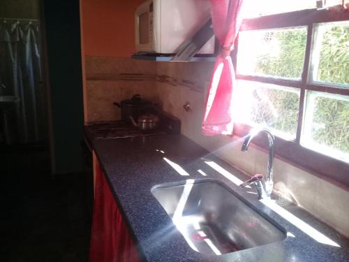 encimera de cocina con fregadero y ventana en Tu descanso ideal en Mar del Plata