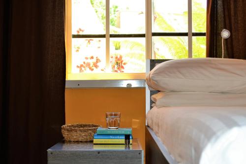 a bedroom with a bed and a window at Jan Kok Lodges in Willibrordus