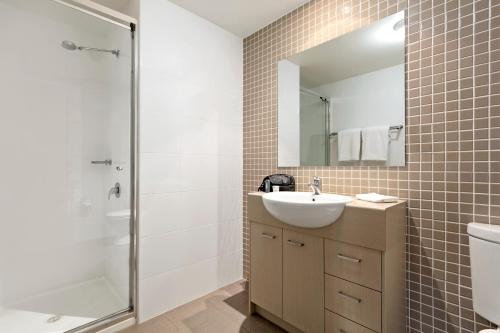 un bagno con lavandino e doccia di Quest Singleton a Singleton