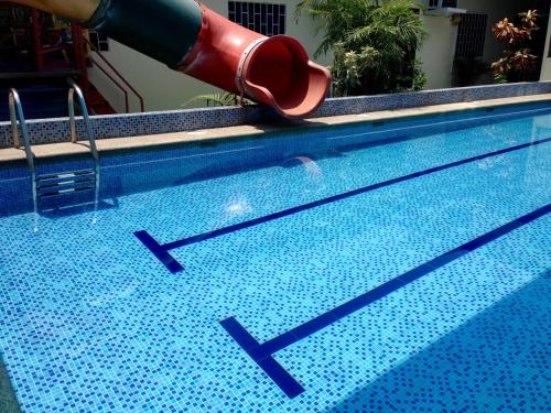 a large swimming pool with a hose sticking out of it at Hotel MundialCity in Guayaquil