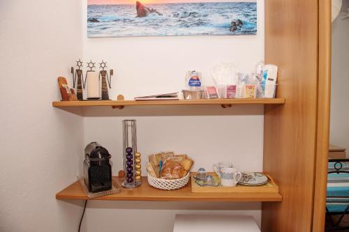 una mensola in legno con sopra oggetti in una stanza di Affittacamere Fiorella a Riomaggiore