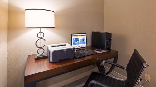 a desk with a computer and a printer and a lamp at Best Western Executive Inn- Mount Gilead in Pulaskiville
