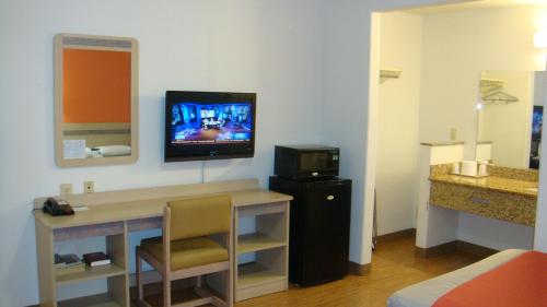 Pokój z biurkiem i telewizorem na ścianie w obiekcie Motel 6-Marysville, CA w mieście Marysville
