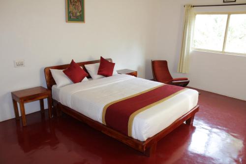 Una cama o camas en una habitación de Guddadamane Homestay