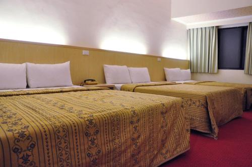 Postel nebo postele na pokoji v ubytování Marshal Hotel Taichung名帥大飯店