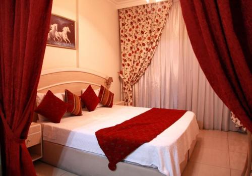 Ένα ή περισσότερα κρεβάτια σε δωμάτιο στο Elysee Residence
