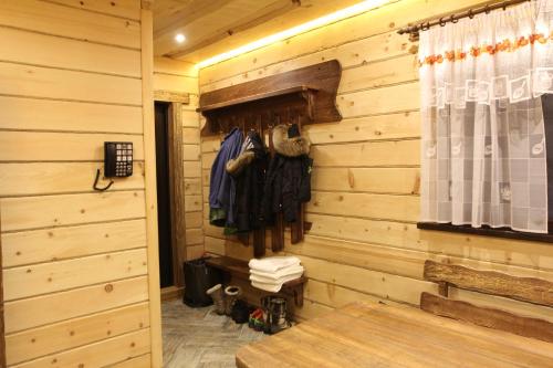 シェレゲシュにあるGBK PARKoffKAの衣類ラック付きの木製の壁の部屋
