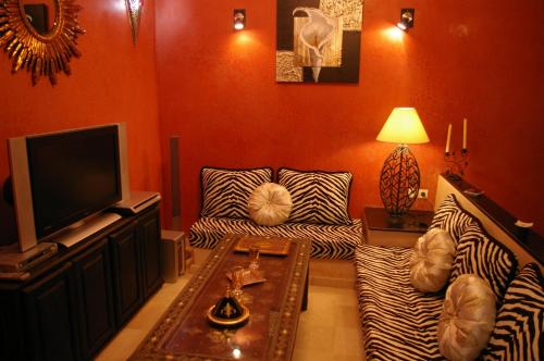 Riad Soleil D'orientにあるテレビまたはエンターテインメントセンター