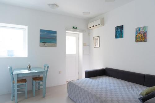 sypialnia z łóżkiem, stołem i stołem w obiekcie The Little Prince in Plaka w Atenach