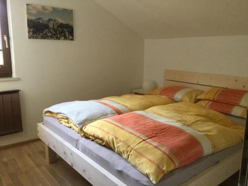 1 Schlafzimmer mit 2 Betten in einem Zimmer in der Unterkunft Familie Seiwald in Waidring