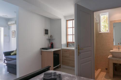 małą kuchnię z umywalką i łazienką w obiekcie The Little Prince in Plaka w Atenach