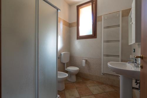 La salle de bains est pourvue de toilettes et d'un lavabo. dans l'établissement Agriturismo I Fondacci, à Grizzana