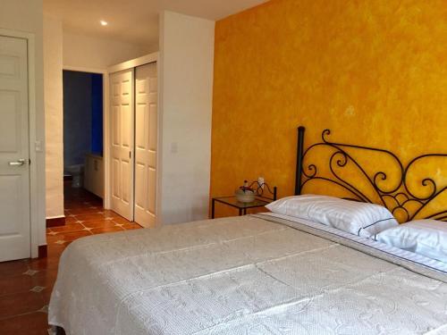 Кровать или кровати в номере Casa Lotería -Pueblito Sayulita- Colorful, Family and Relax Experience with Private Parking and Pool